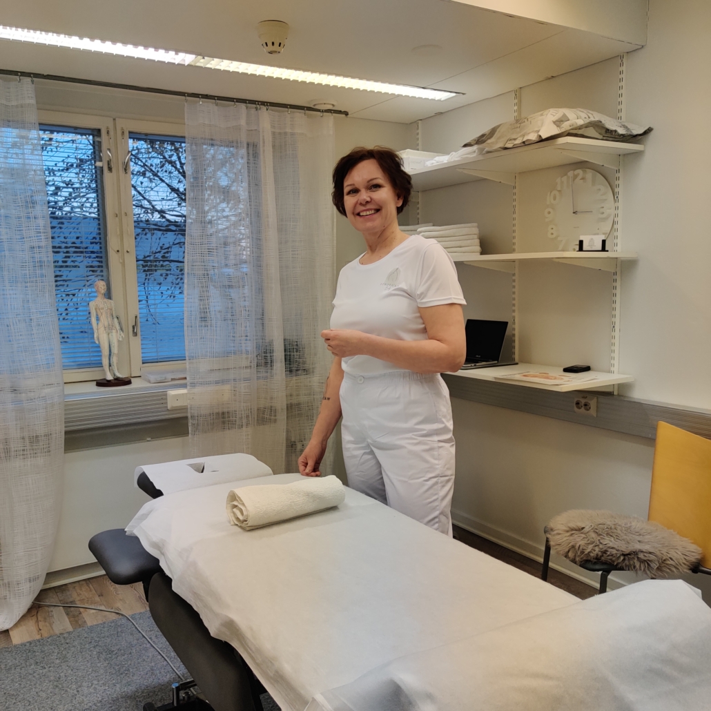 Hannele Karhu hoitopöydän vieressä INNOCUMin toimitilassaan.
